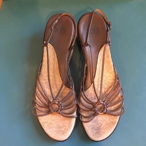 Sofft Shoes - Beautiful Sofft strappy sandals with kitten heel Sofft Shoes - Beautiful Sofft strappy sandals with kitten heel